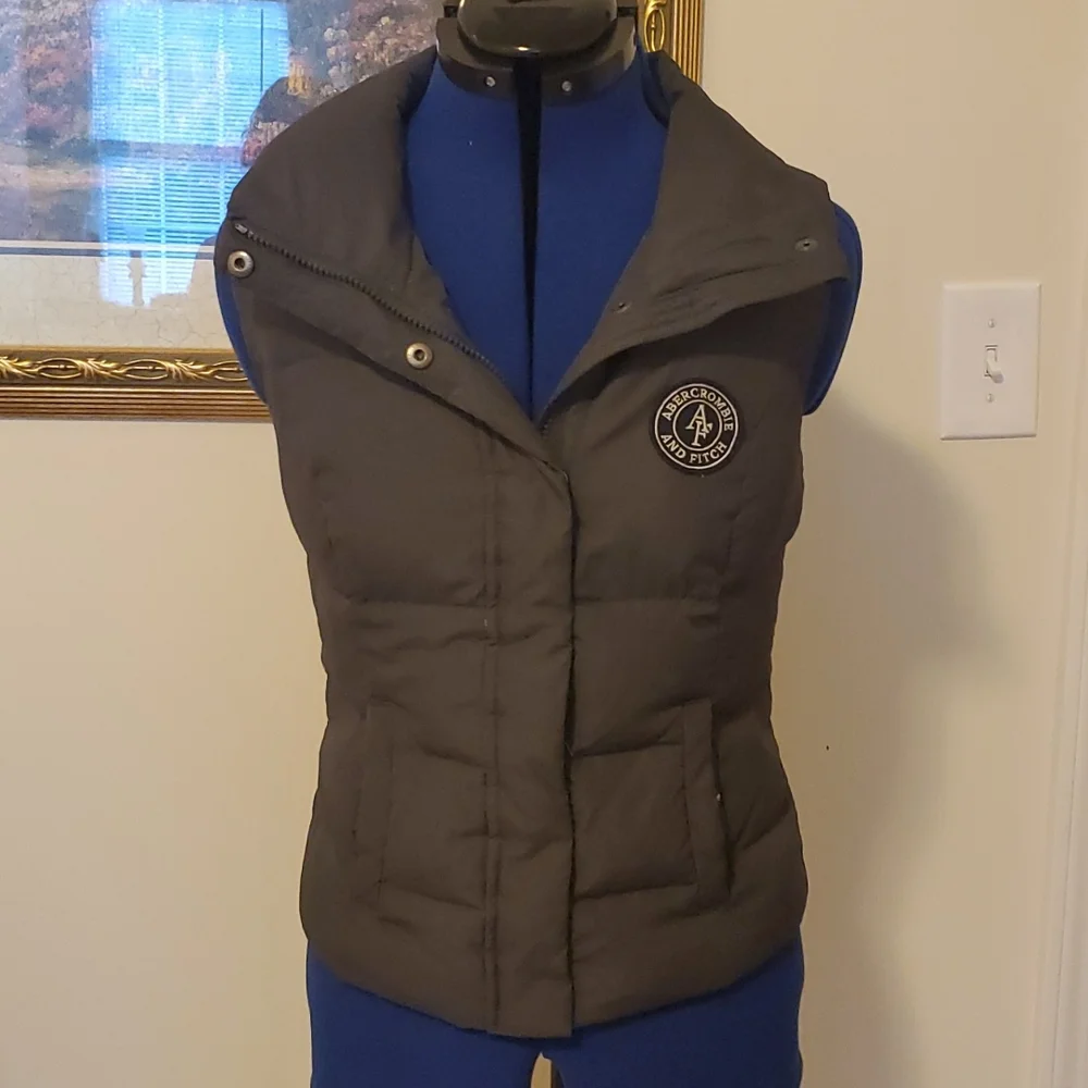 Abercrombie and Fitch puffer vest - Picture 1 of 6